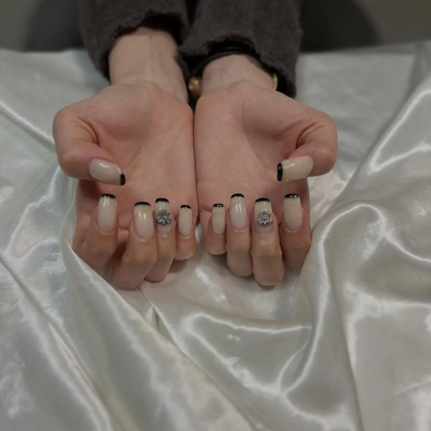 指先黒フレンチ🐦⬛